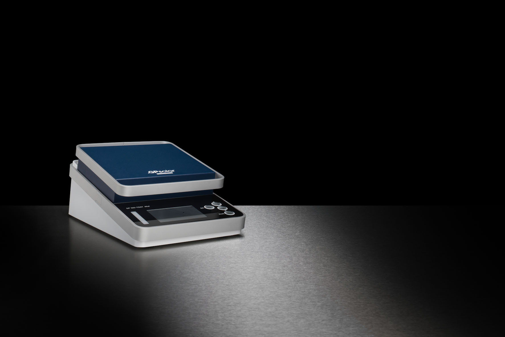 Gehäuse eines keilförmigen Wafer-Testgeräts mit Bildschirm und Tasten auf der Vorderseite und blauem Deckel.