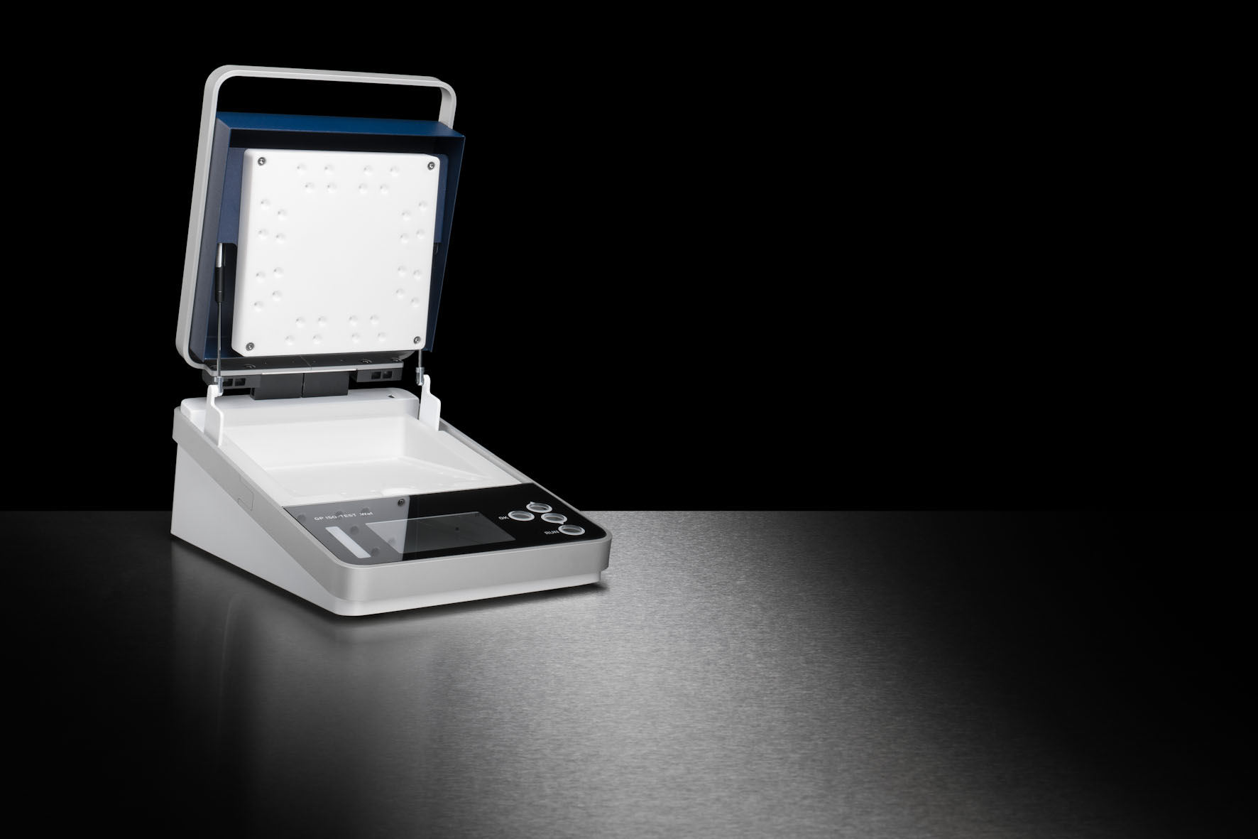 Gehäuse eines kompakten Testgeräts mit Display und geöffnetem oberen Deckel