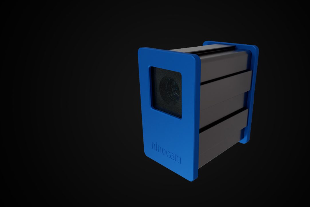Individuelles Gehäuse einer 3D-Kamera mit blauer Front und Rückseite aus eloxiertem Aluminium und einer Linse.