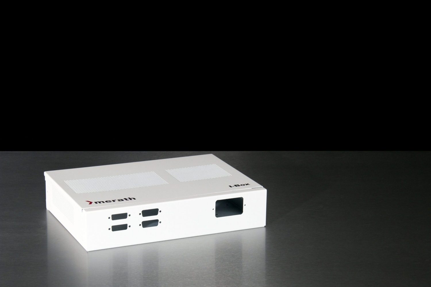 Weißes Rechner-Tischgehäuse mit merath Logo und Aufschrift I-Box. An der Front sind Ausbrüche für Stecker.