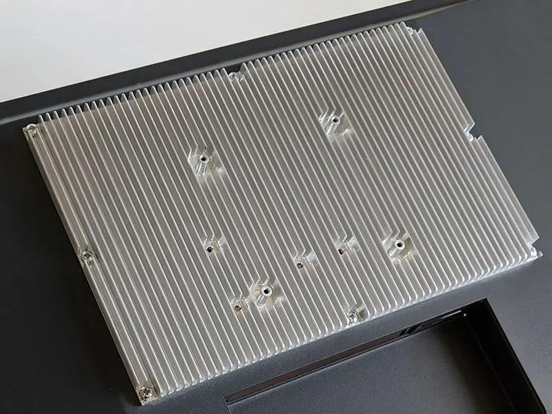 kuehlkoerper_displaygehaeuse Gefräster Aluminium-Kühlkörper mit senkrechten Kühlrippen und Befestigungsbohrungen.