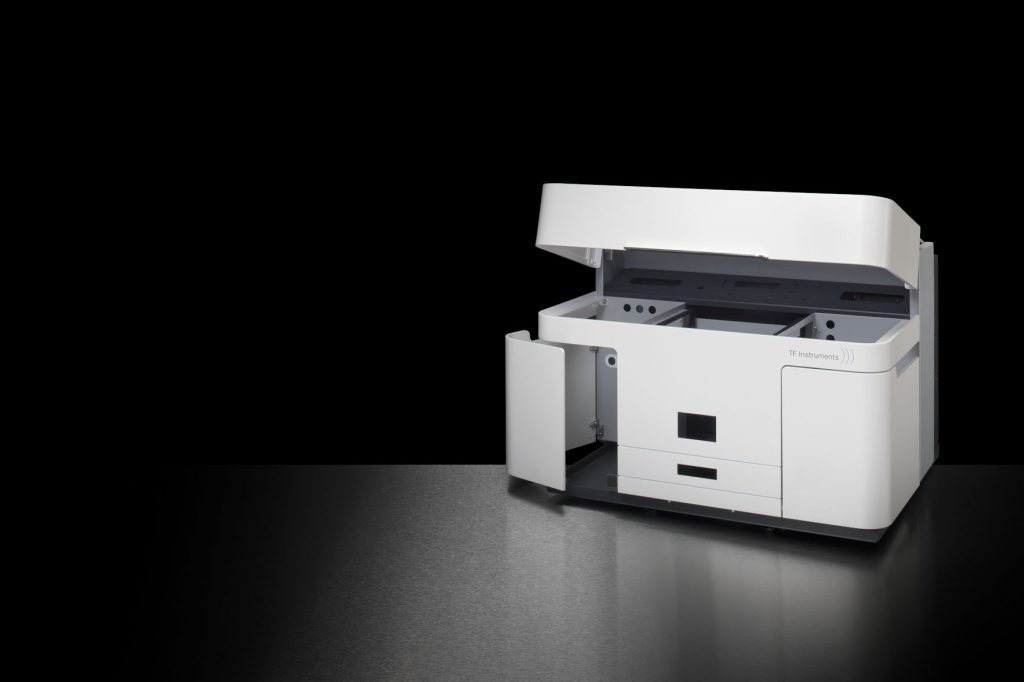 individuelles_gehaeuse_medizintechnik_offen_resized Gehäuse mit zwei Klappen an der Vorderseite und einem geöffneten oberen Deckel