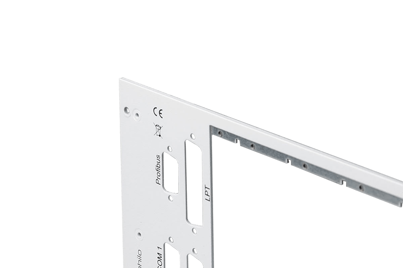 Frontplatte mit Ausbrüchen die links und unten abgeschnitten ist