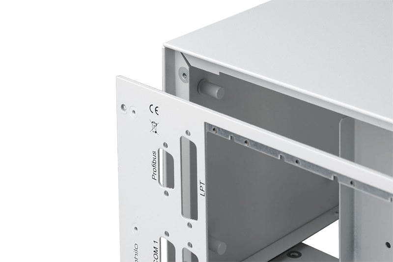 Gehäuse aus Aluminium mit einer davor positionierten Frontplatte