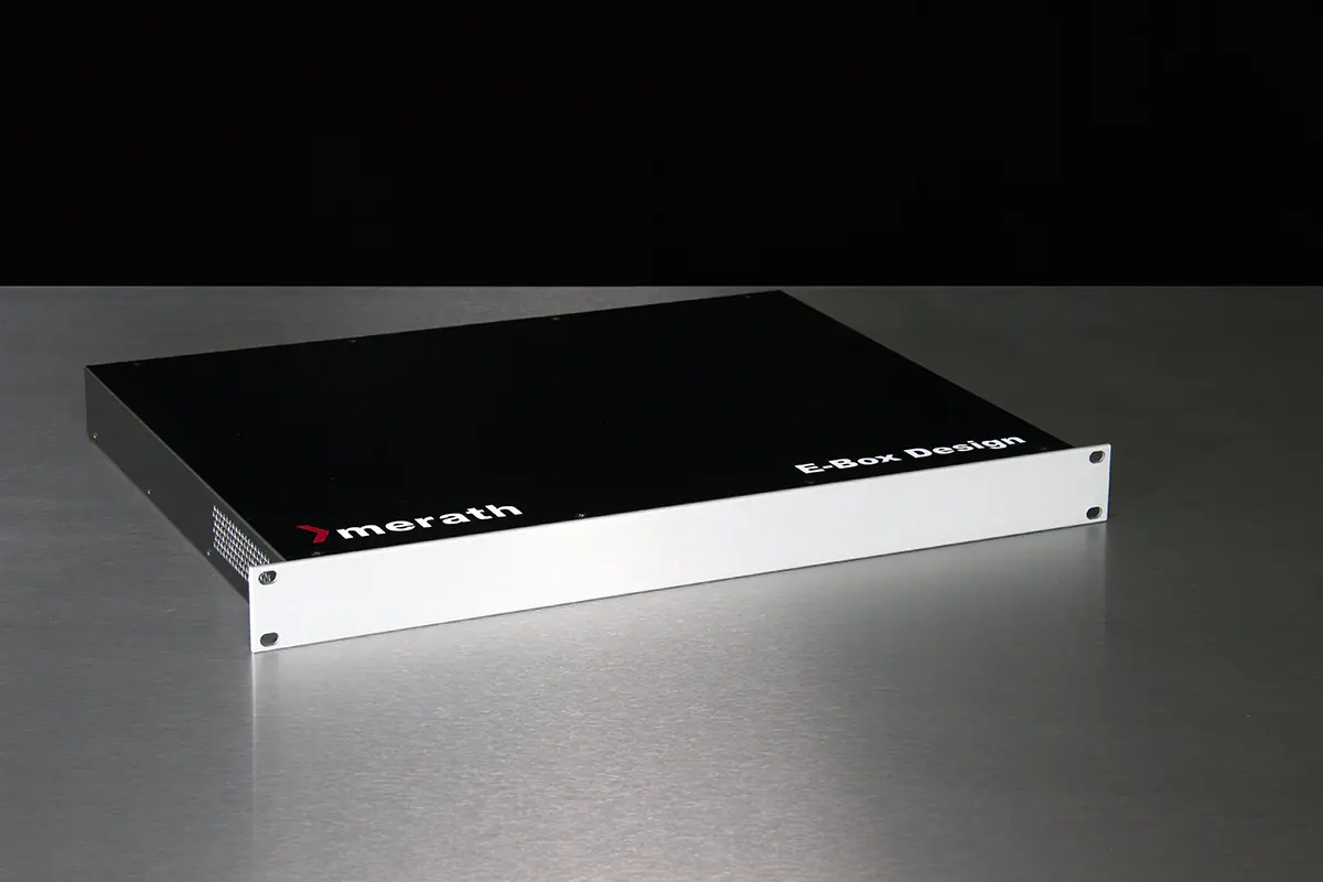 Einschubgehäuse E-Box Design mit Front aus blankem Stahl ohne sichtbare Schrauben und schwarzem Chassis vor schwarzem Hintergrund.