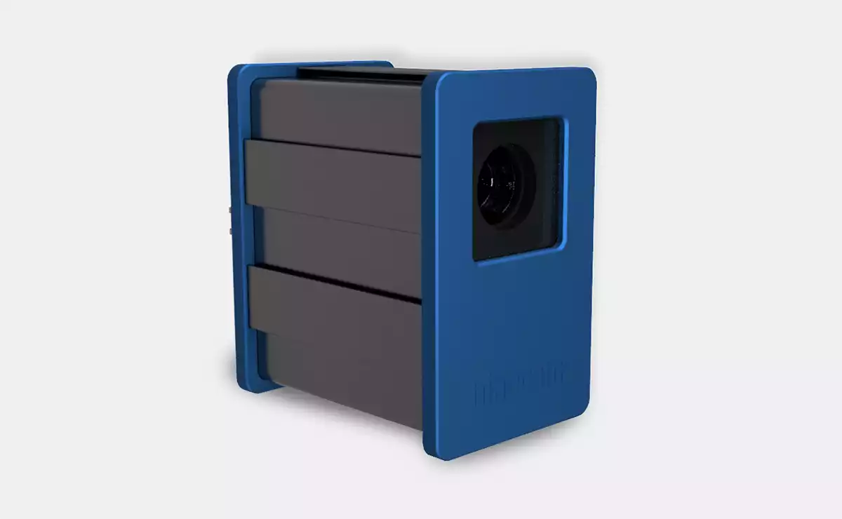 3D-Kamera Ninocam mit blauem Metall-Gehäuse vor einem weißen Hintergrund.