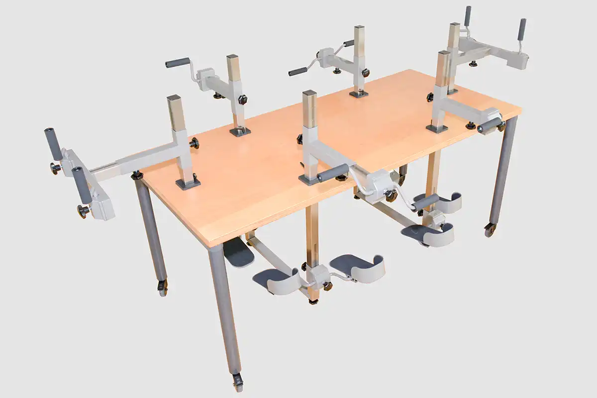Produktfoto vom Plaudertisch Prototyp mit Holzplatte und grauen Übungsgeräten