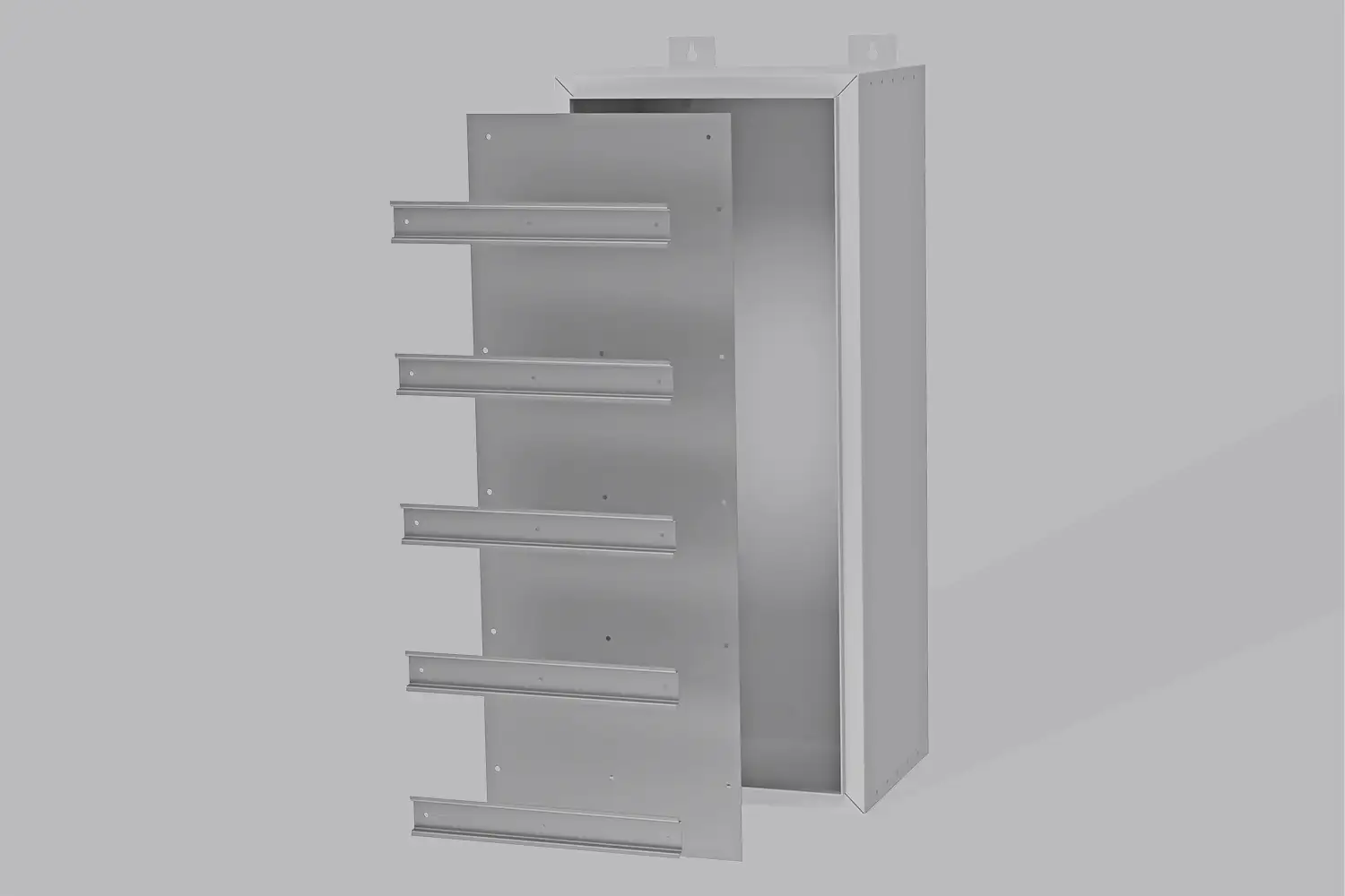 Hoher Schaltschrank mit herausgenommener Montageplatte und sichtbaren Hutschienen