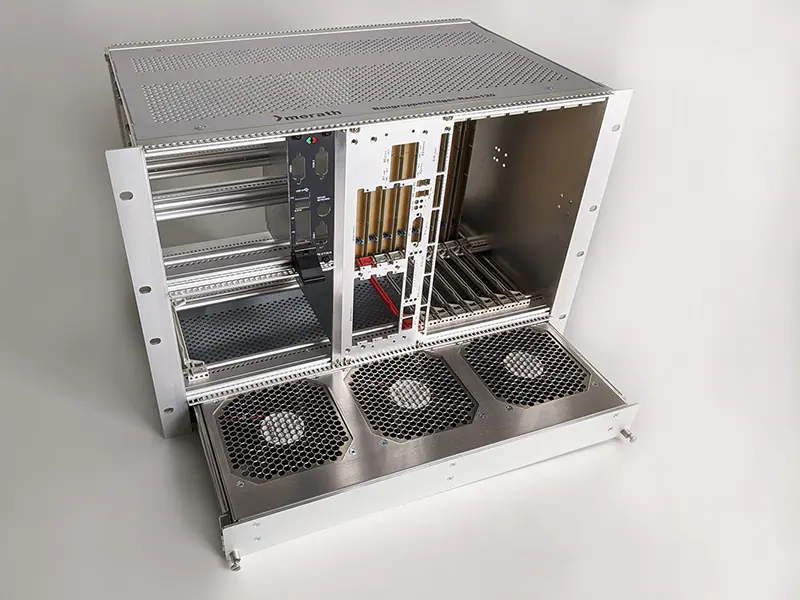 Baugruppenträger mit Auszugsschienen und Lüftereinschub mit drei Lüftern zur Elektronikkühlung