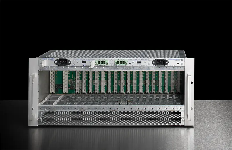 Baugruppenträger mit integrierter Lüfterschublade und freien Slots für Steckbaugruppen