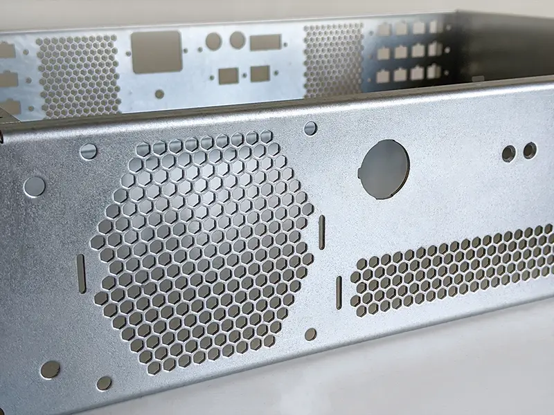 Metallgehäuse mit hexagonalen und länglichen Lüftungsöffnungen zur effizienten Wärmeabfuhr