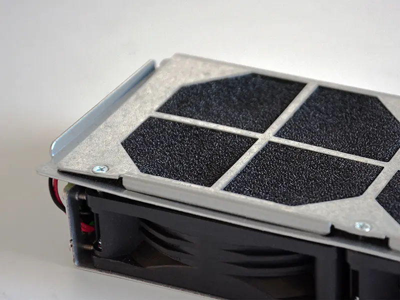 Staubfilter montiert vor einem Lüftermodul