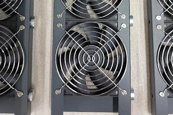 Pulverbeschichtetes Lüftergehäuse mit silbernem Schutzgitter als Abdeckung des integrierten Lüfters