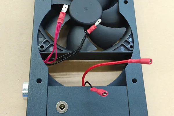 Vormontiertes Lüftermodul mit gecrimpten und verlöteten Anschlusskabeln sowie Magnetbefestigung zur einfachen Montage